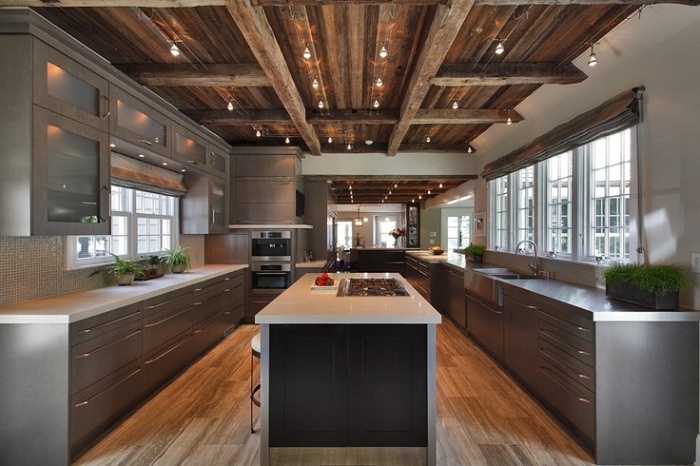 Кухня с красивым деревянным потолком.