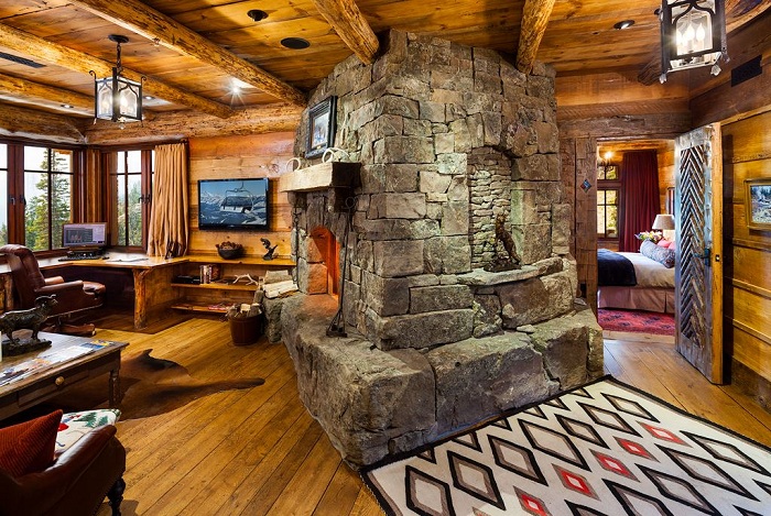 Отменная комната для отдыха и развлечений с красивым деревянным потолком, который украшает интерьер.