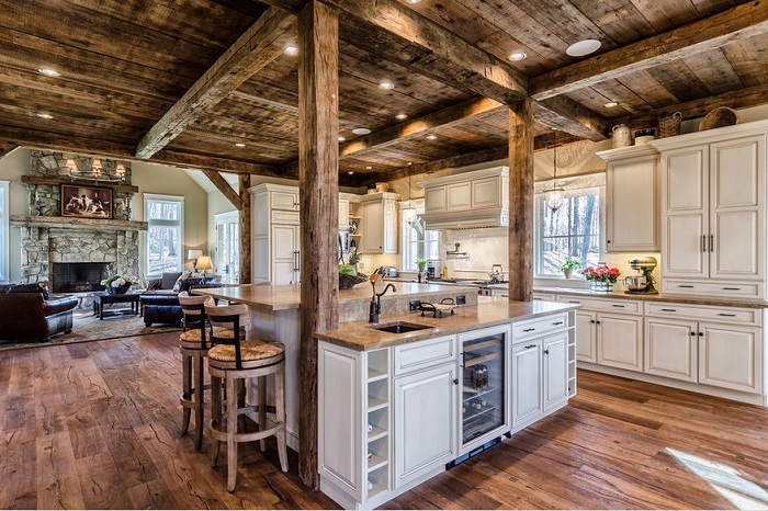 Симпатичный интерьер кухни с деревянным потолком.