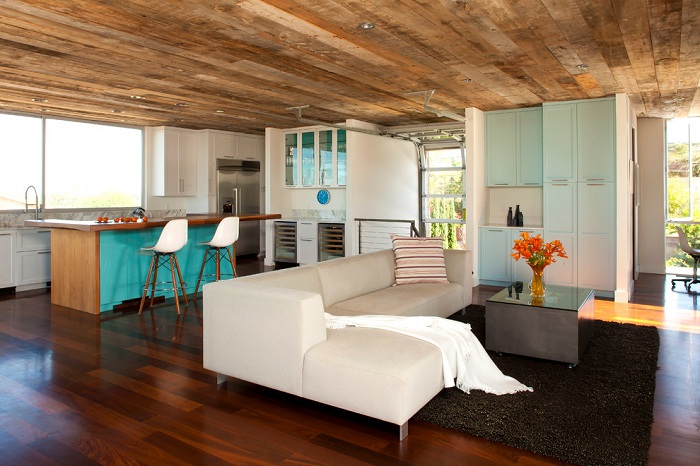 Отличный интерьер дома с деревянным потолком.