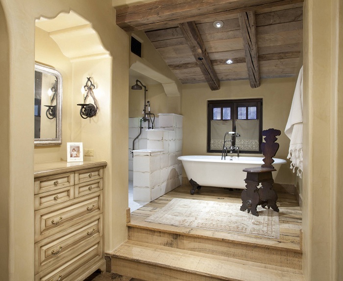 Интерьер ванной дополняет деревянный потолок, который создает интересную атмосферу и гармонирует с другими элементами декора.