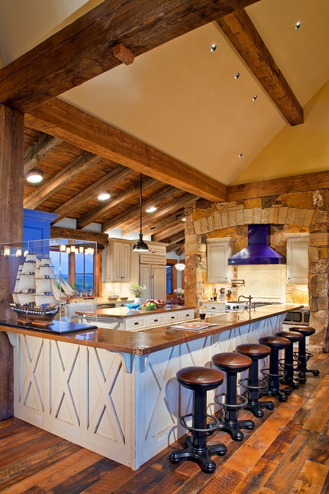 Прекрасный интерьер кухни украшает деревянный потолок, который добавляет домашней атмосферы такому месту.
