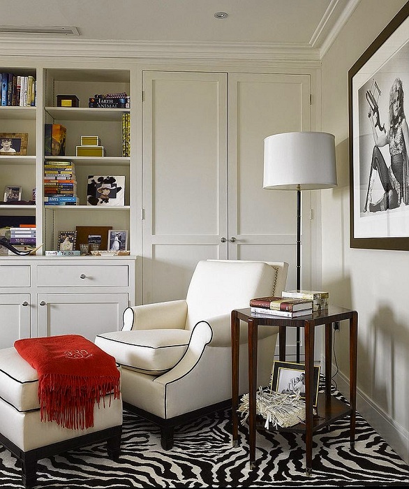 Шикарная комната в черно-белых цветах атмосфера создана специально для чтения.