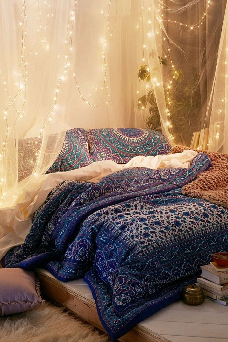 Отменный вариант создания сказочной новогодней атмосферы в спальной с помощью гирлянды.