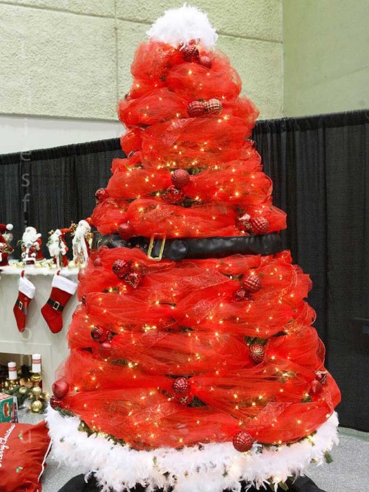 Рождественская елка напоминает наряд Санта Клауса.