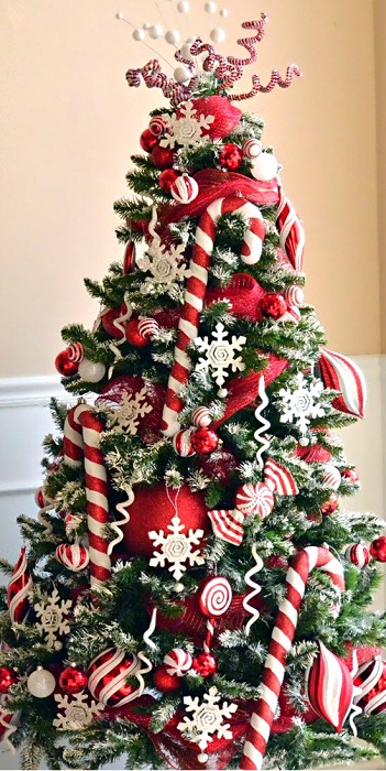 Прекрасное оформление новогоднего дерева в классических красно-белых тонах.