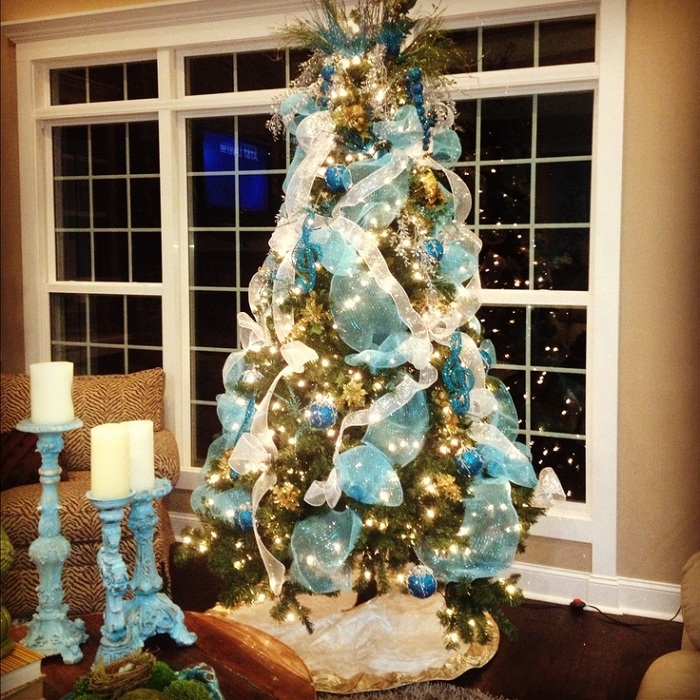 Симпатичное оформление рождественской елки в голубых тонах.