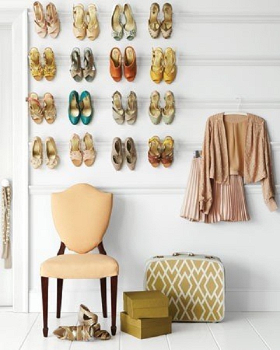 Хороший способ экономии пространства - размещение обуви на стенах, то что может понравится и заинтересовать.