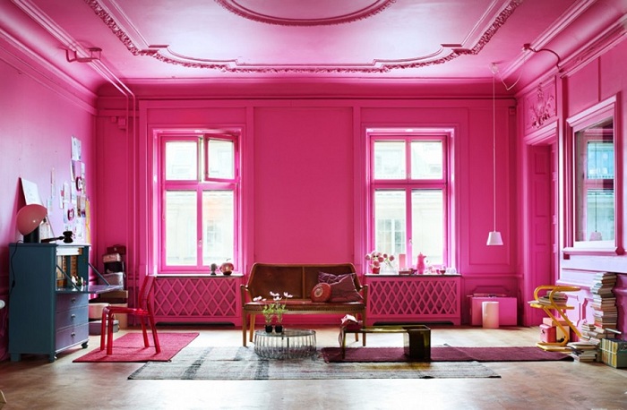 Яркая комната с ярко-розовыми стенами не даст заскучать в самый пасмурный день.