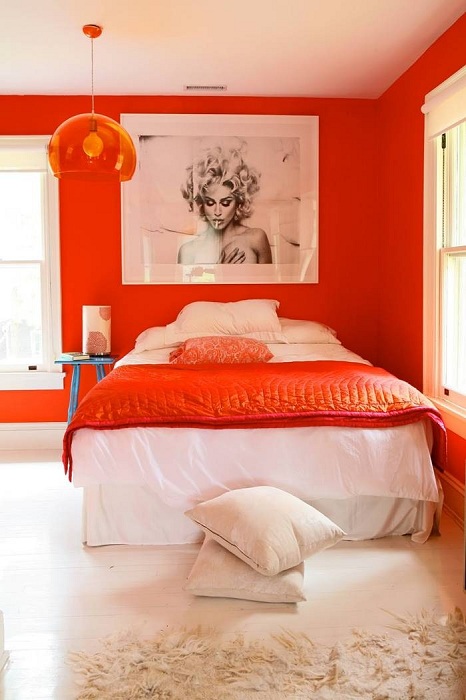 Крутая оранжевая спальня с шикарной кроватью.