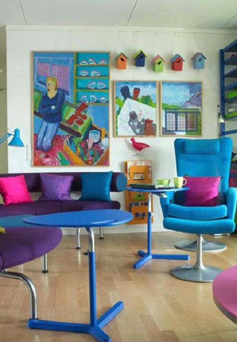 Яркие элементы интерьера отлично вписались в дизайн детской комнаты.