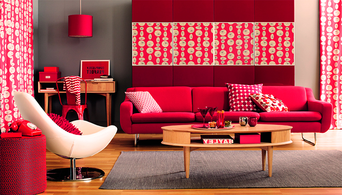Симпатичная комната в ярко-красном цвете смотрится просто отлично.