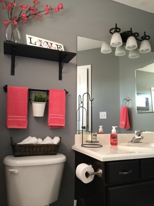 Прекрасный и яркий вариант оформления ванной комнаты с применением розовых тонов, что точно понравится и создаст просто красивую обстановку.