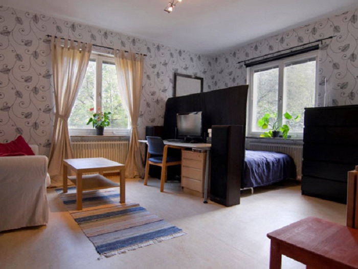 Зонирование комнаты позволяет вместить в ней и спальню, и гостиную, что однозначно очень комфортно.