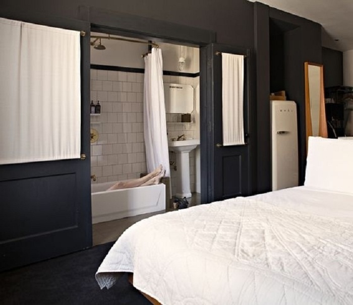 Ванная комната граничит со спальной, что выглядит нестандартно и создает особенный интерьер.