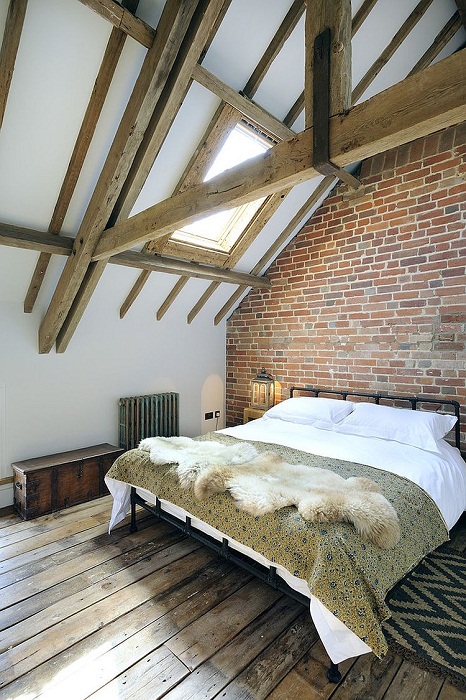 Крутой интерьер мансардной спальной в современном стиле, что выглядит потрясающе.