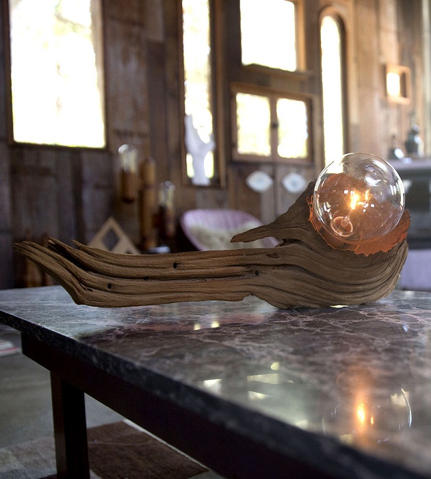 Оригинальная настольная деревянная лампа, которая станет удачным решением.