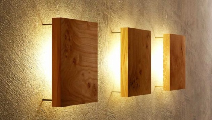 Создать прекрасное освещение возможно с помощью использования настенных деревянных ламп.