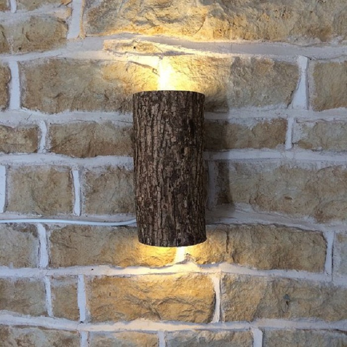 Преобразить комнату возможно с помощью деревянной лампы, что понравится однозначно.