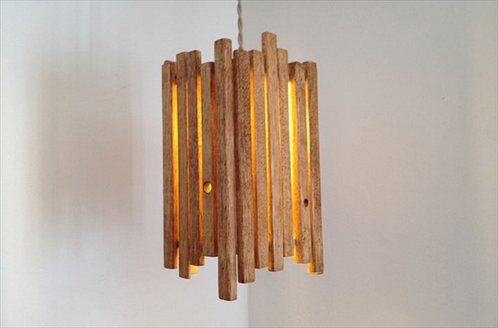 Лампа, которая выполнена из дерева в сдержанных, но стильных тенденциях.