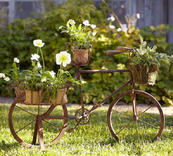 Один из самых нестандартных вариантов размещения горшков на велосипеде, что украсит двор и сад.