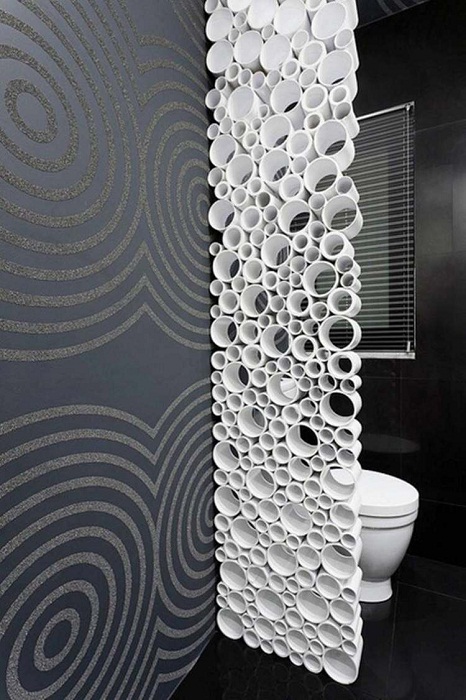 Крутой вариант оформления интерьера ванной комнаты с перегородкой из ПВХ труб.
