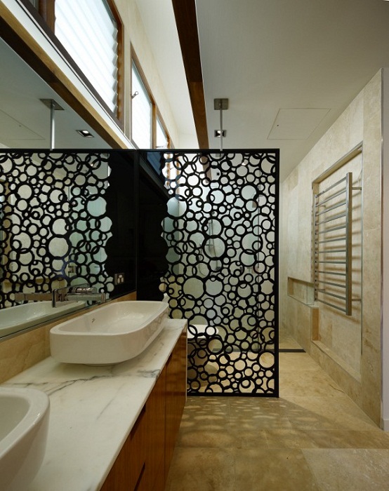 Удачное дизайнерское решение украсить интерьер ванной комнаты отличной ПВХ-перегородкой.