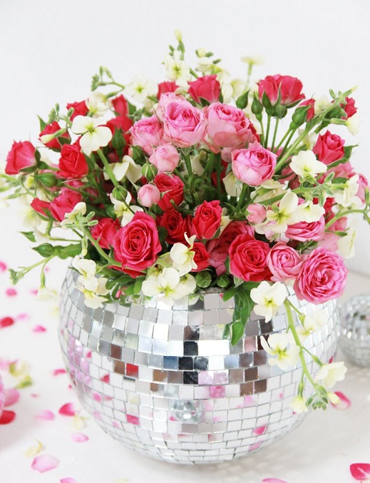 Прекрасный вариант создать оригинальную и симпатичную блестящую вазу, что украсит любой интерьер.