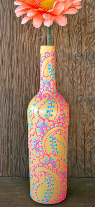 Отличный и очень интересный вариант росписи бутылки, которая стала вазой очень быстро и просто.