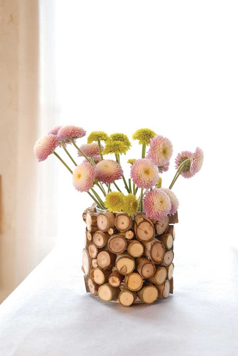Оригинальное оформление вазы для цветов с помощью дерева, что выглядит очаровательно и нежно.