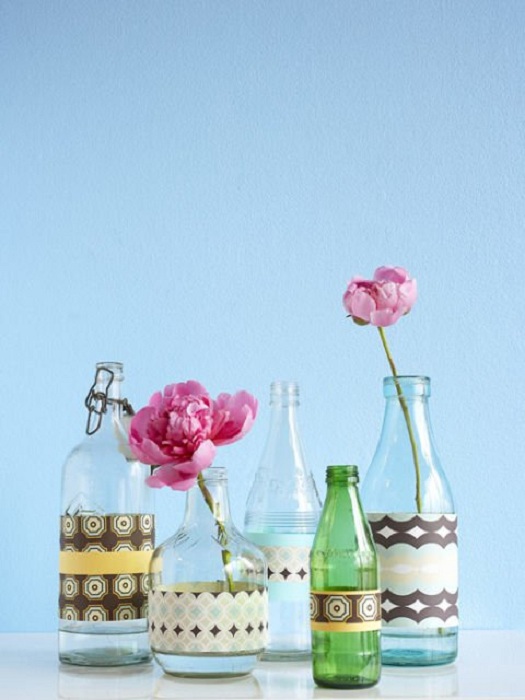 Симпатичное решение создать из обычных бутылок красивые вазы, что станут находкой.