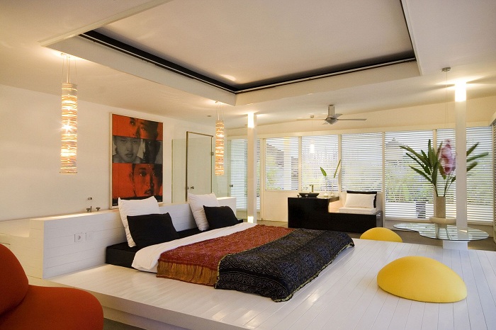 Спальня оформлена в минималистическом стиле, хотя и наполнена функциональными и полезными предметами.