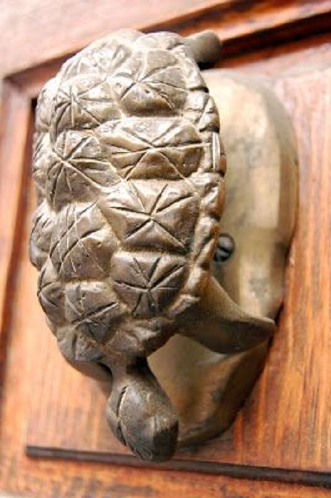Оригинальный вариант сделать дверную ручку в виде черепахи, который украсит дверь.