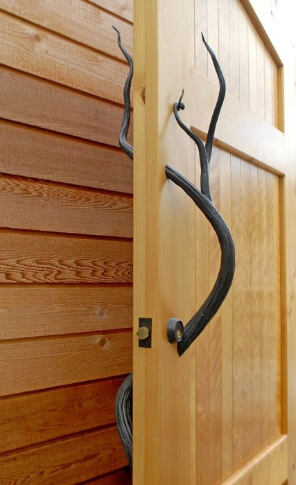 Интересная дверная ручка в виде оленьих рогов, станет красивым элементом при оформлении двери.
