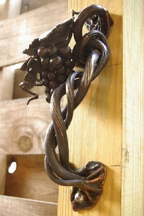 Виноградная лоза в виде дверной ручки, которая будет очень гармонично смотреться на двери.