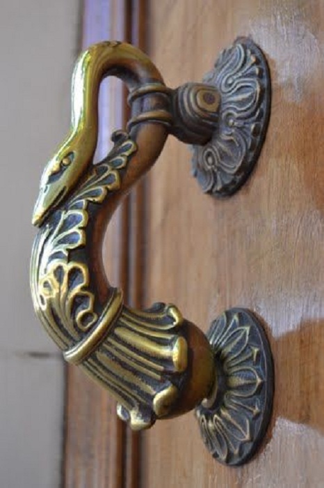 Интересная дверная ручка в виде змеи, симпатично разместилась на двери.