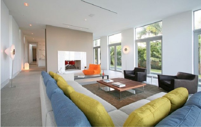 Хорошее решение для оформления гостиной с удивительно огромным диваном, что точно понравится.