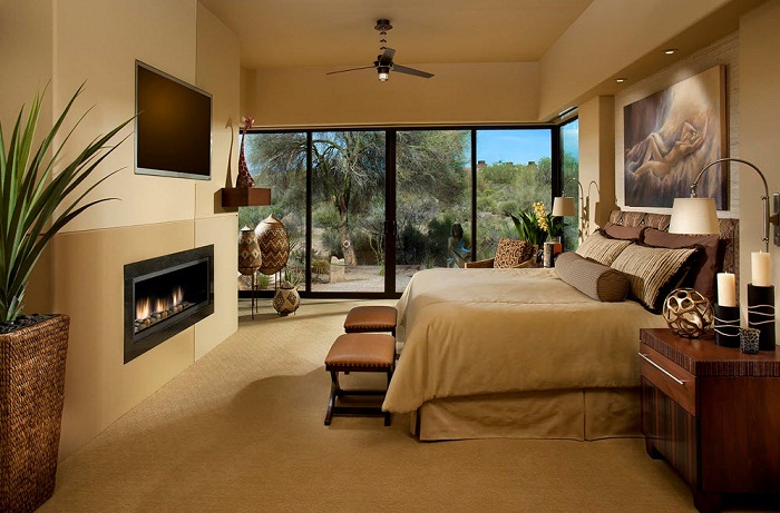 Крутой пример оформления комнаты для отдыха с прекрасным камином.