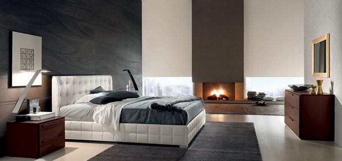Очень необыкновенный интерьер спальной в стильных классических тонах с уютным камином.