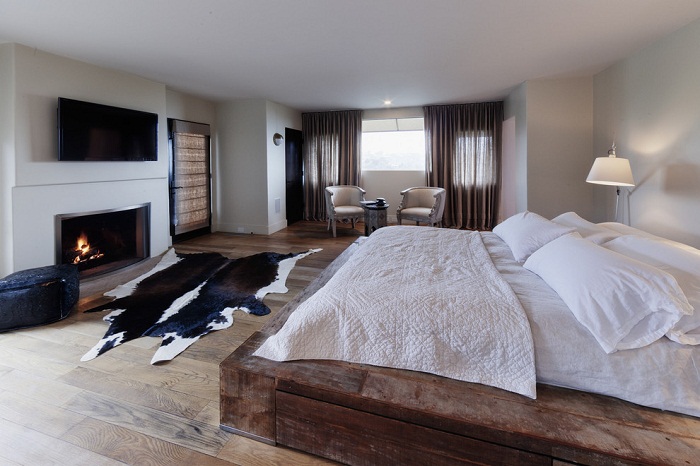 Просто потрясающий интерьер комнаты с белым постельным, что освежит любой интерьер.