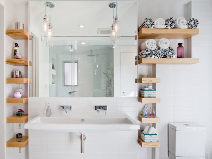 Удачное оформление ванной комнаты с множеством полок, что очень оптимально вписываются в интерьер.