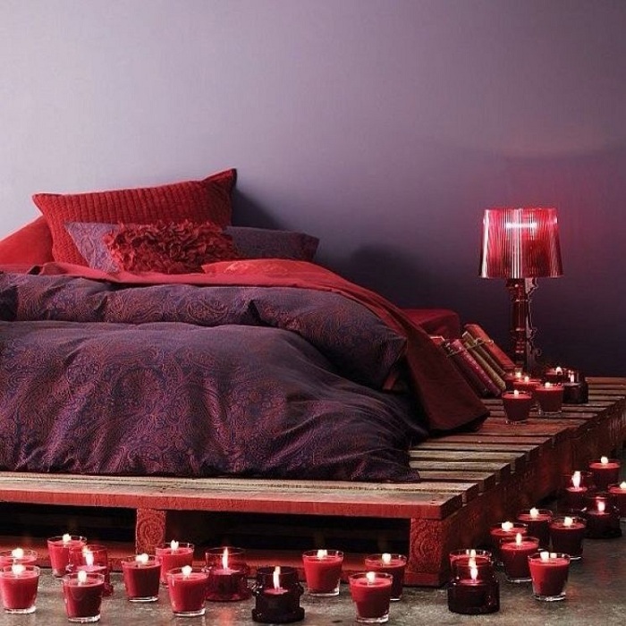 Отличный пример оформления комнаты с кроватью из паллет с подсветкой.