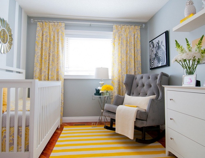 Симпатичное решение для оформления комнаты в серых тонах с примесью желтого что добавляет солнечного тепла.