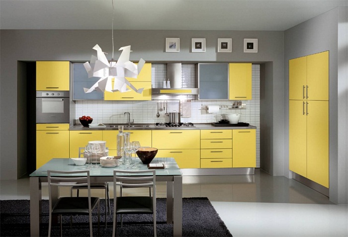 Красивое оформление кухни в желто-серых тонах, что выглядит очень достойно и прилично.