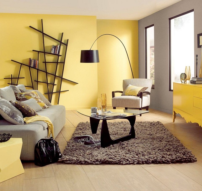 Очень красивое решение для преображения гостиной в желто-серых тонах, что по максимуму вдохновит.