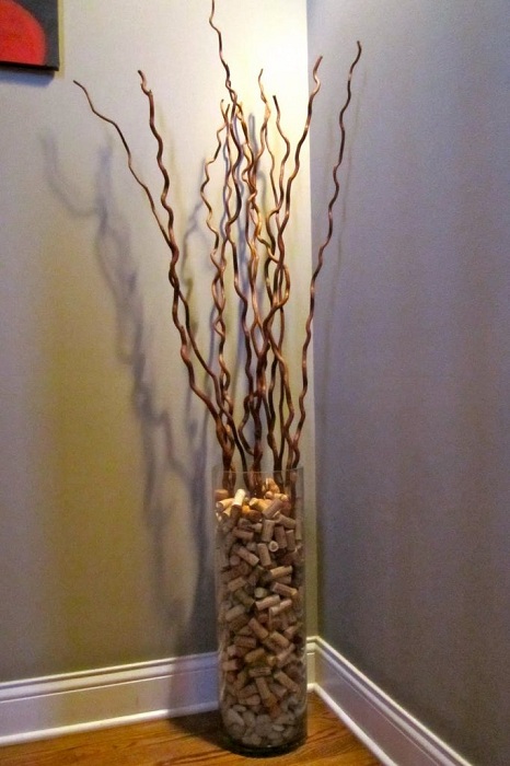 Симпатичны декор комнаты при помощи вазы в которой размещены интересные деревянные веточки.