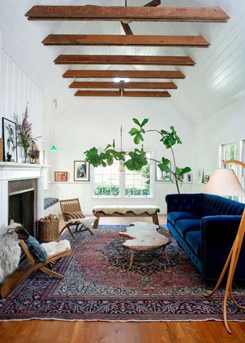 Прекрасный интерьер гостиной создан при помощи комбинирования обычной мебели с деревянными балками на потолке, которые просты и симпатичны одновременно.