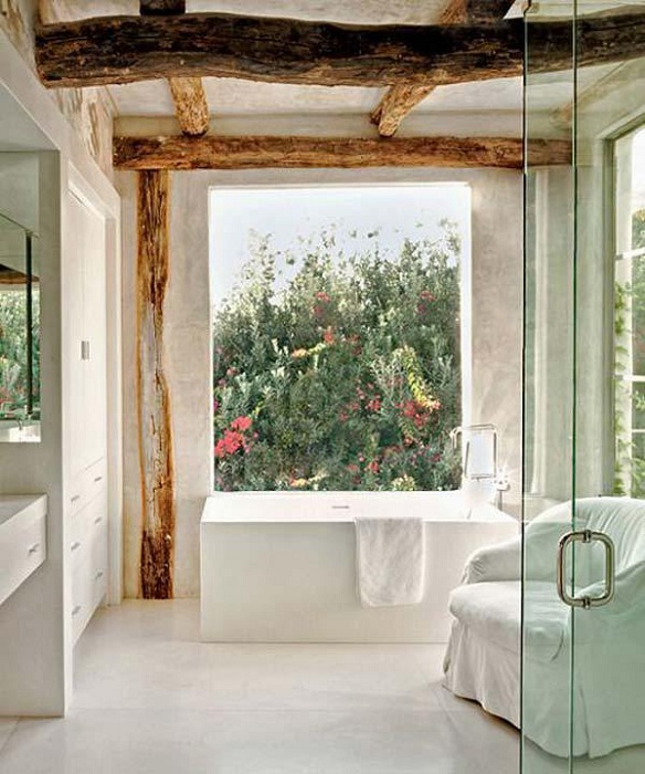 Отличная ванная комната с деревянными необработанными балками и прекрасным видом из окна.