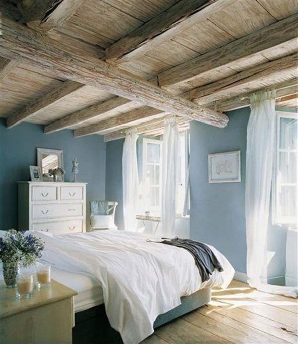 Спальня в прекрасных и нежных тонах, преображена за счет деревянного декорирования потолка.