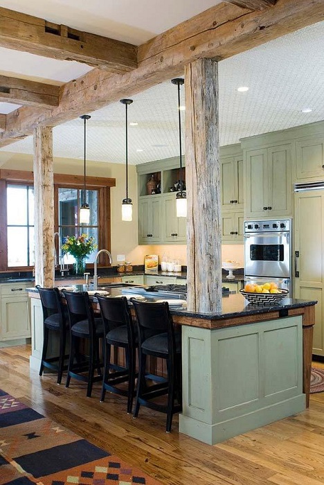 Симпатичная кухня интерьер которой дополняют прекрасные деревянные балки, которые добавляют определенного шарма.